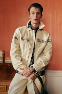 Burberry2026春季衣橱宣传大片，模特身穿男士外套