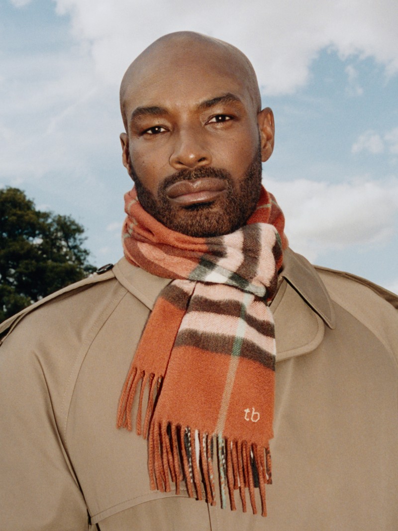 Tyson Beckford佩戴砖墙色格纹羊绒围巾