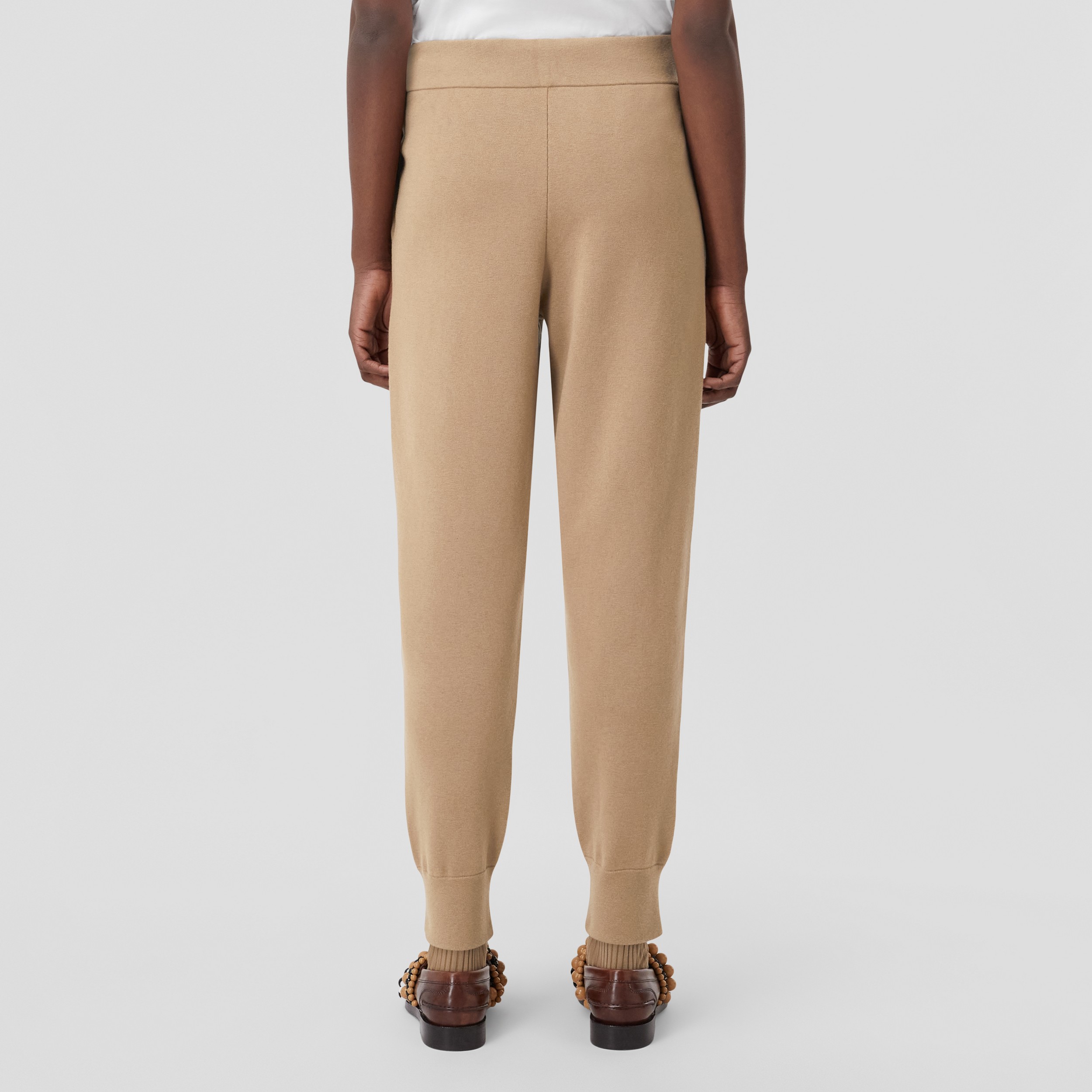 Calças jogger de algodão e cashmere com monograma (Camel) - Mulheres | Burberry® oficial - 3