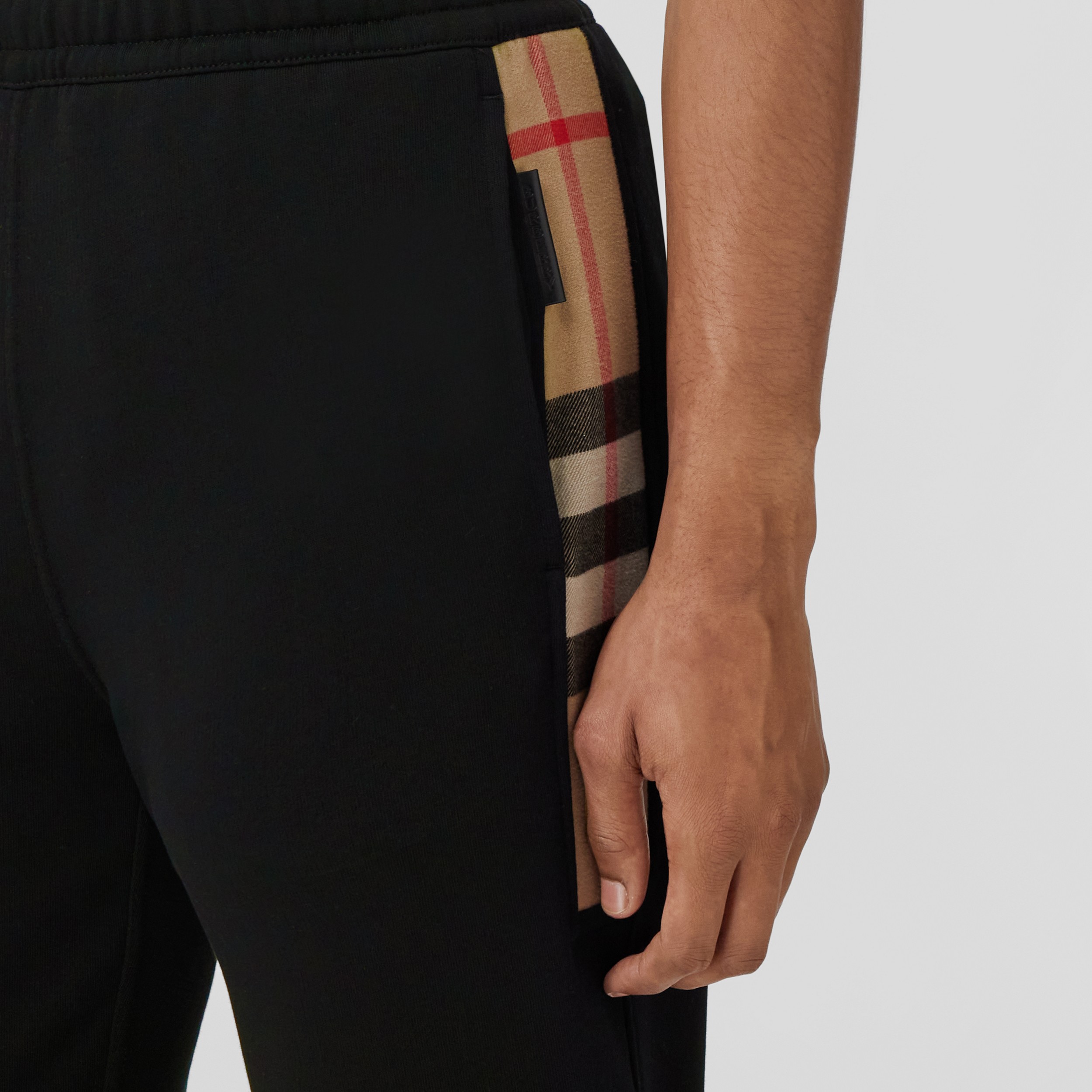 Pantaloni da jogging in cotone con inserti Check (Nero/beige Archivio) - Uomo | Sito ufficiale Burberry® - 2