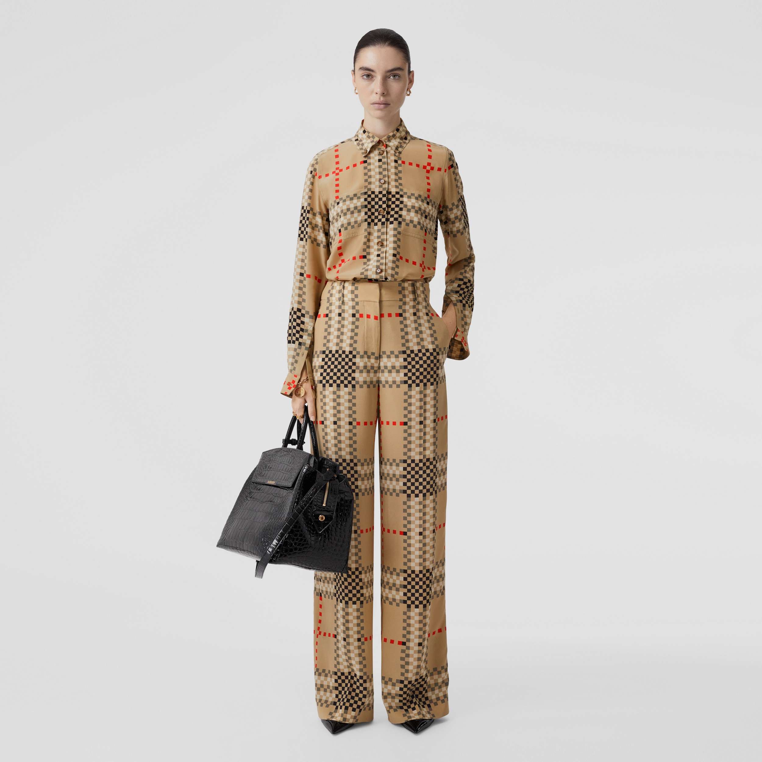 Calças estilo pantalona de crepe de chine de seda em xadrez pixelado (Bege Clássico) - Mulheres | Burberry® oficial - 4