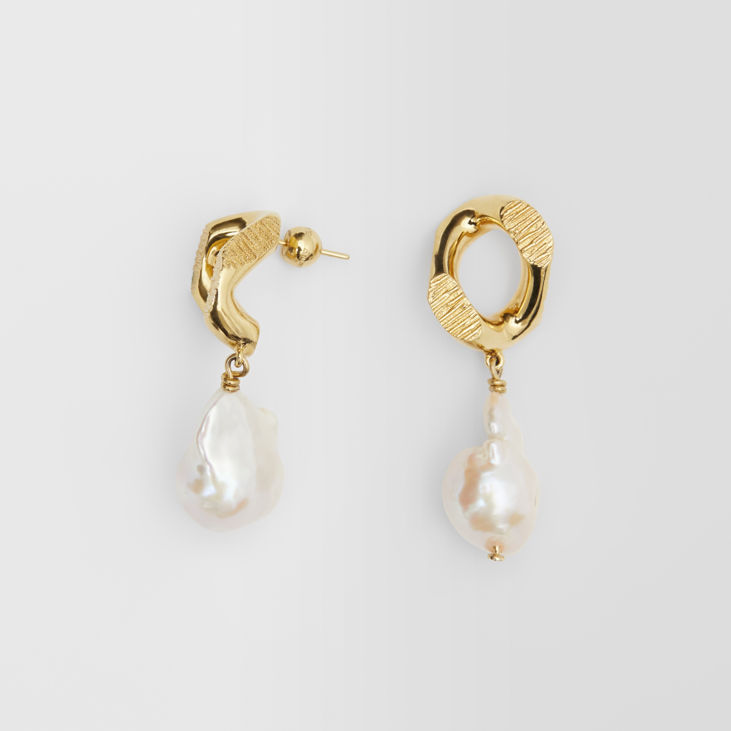 パールディテール ゴールドプレート チェーンリンク イヤリング (ライトゴールド／ホワイト) - ウィメンズ | Burberry®公式サイト