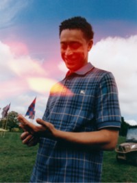 Loyle Carner con polo en algodón Check para la campaña Burberry Festival 2025