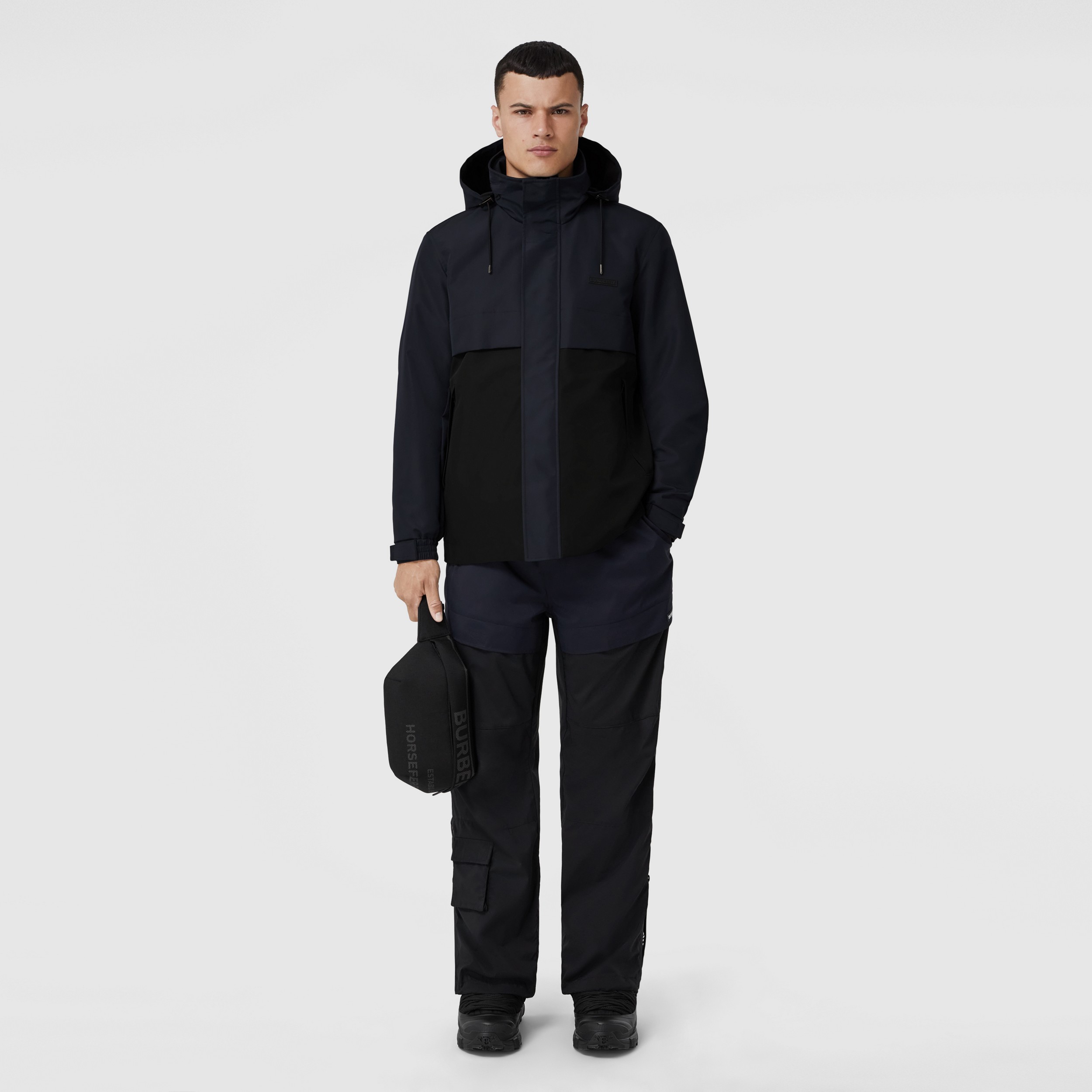 Leichte Jacke in Zweitonoptik mit packbarer Kapuze (Schwarz) - Herren | Burberry® - 1