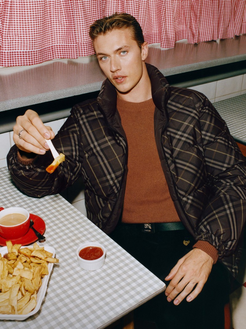 Model und Influencer Lucky Blue Smith in einer wendbaren wattierten Jacke „Snowdon“ in Check in der Farbe Truffle-Braun