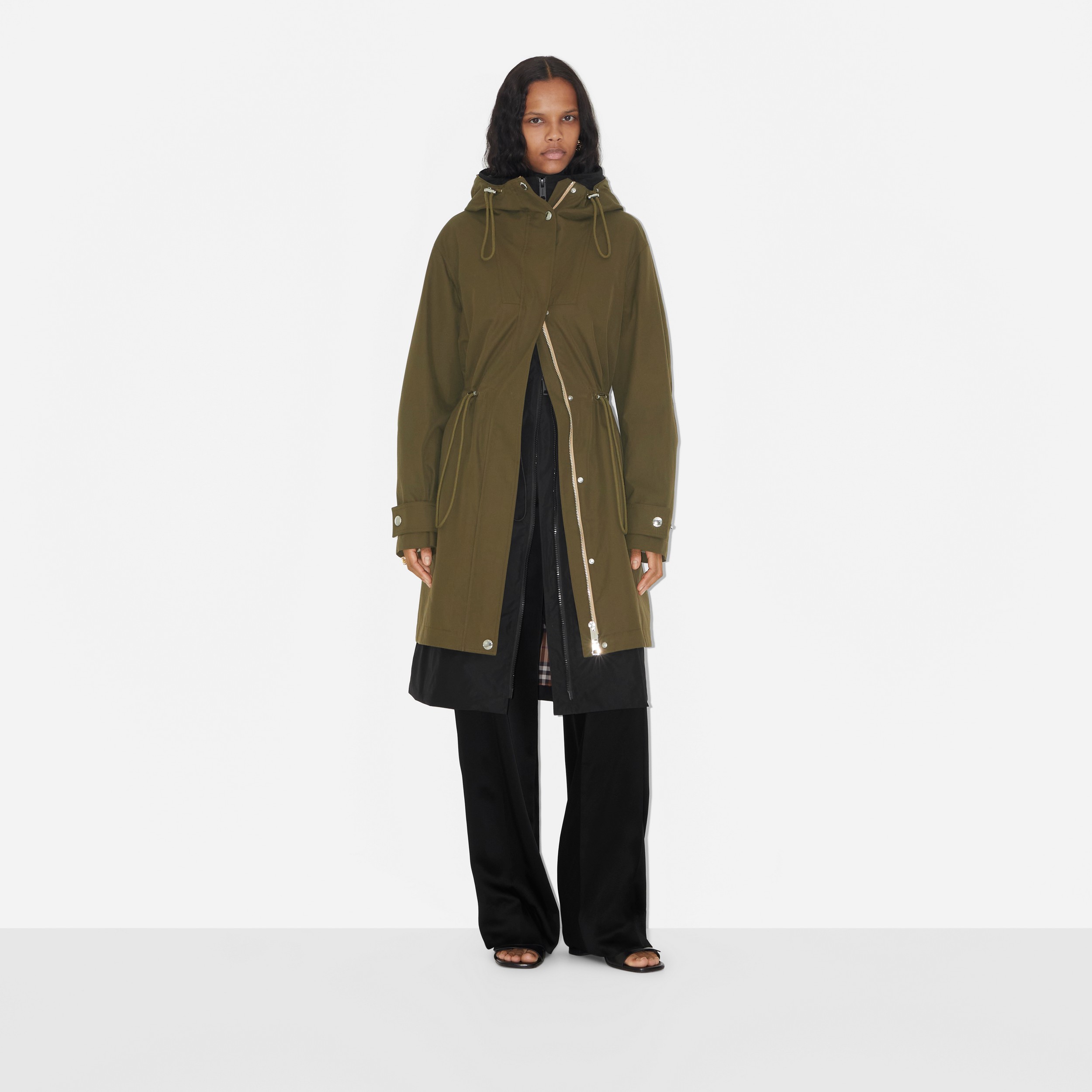 Parka en algodón de gabardina tropical con capucha (Caqui Militar Oscuro) - Mujer | Burberry® oficial - 2