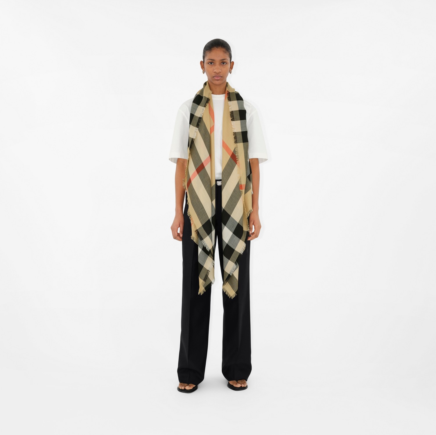 チェック カシミアシルクスカーフ (サンド) | Burberry®公式サイト チェック カシミアシルクスカーフ (サンド) | Burberry®公式サイト