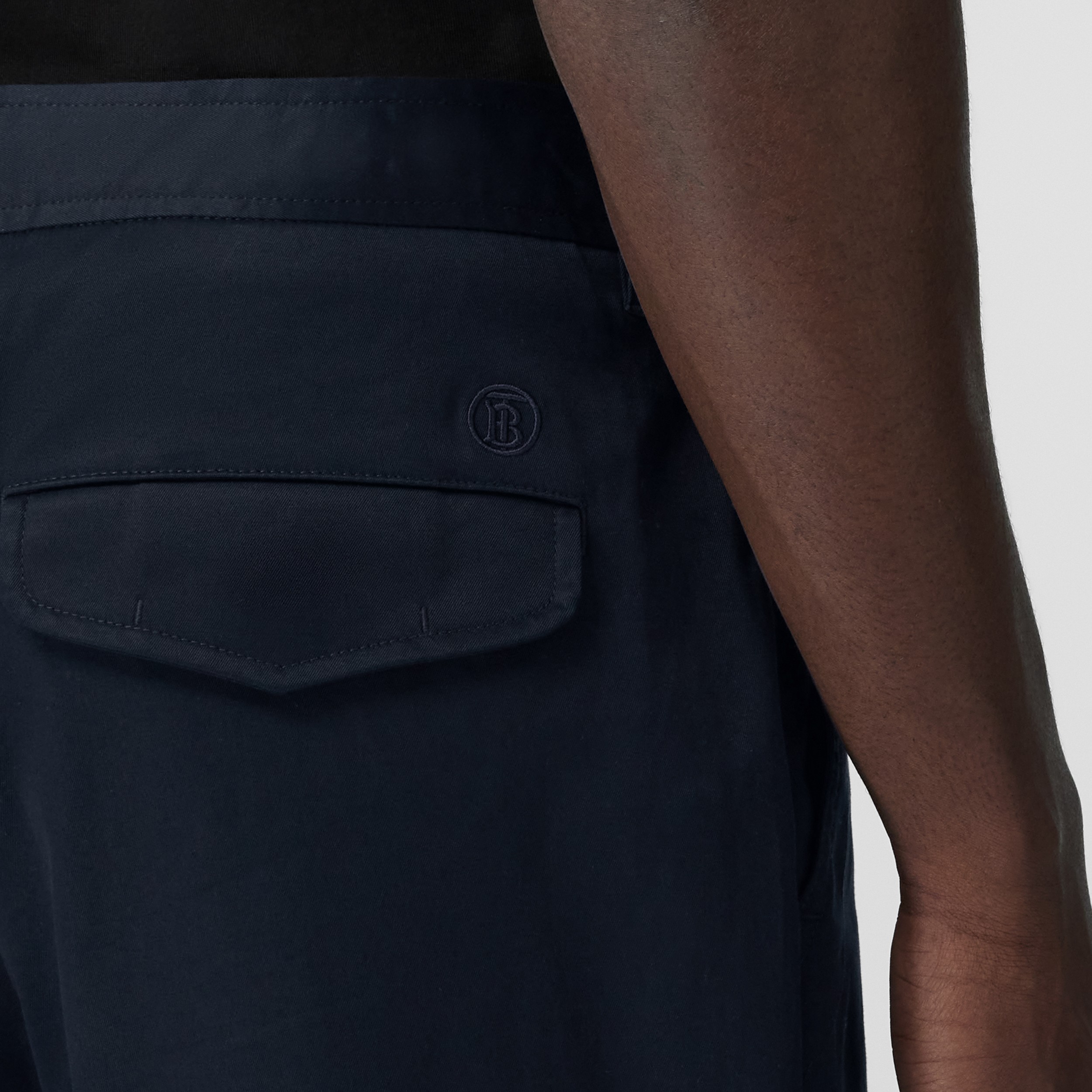 Calças chino de algodão stretch com monograma e corte slim (Azul Carvão) - Homens | Burberry® oficial - 2