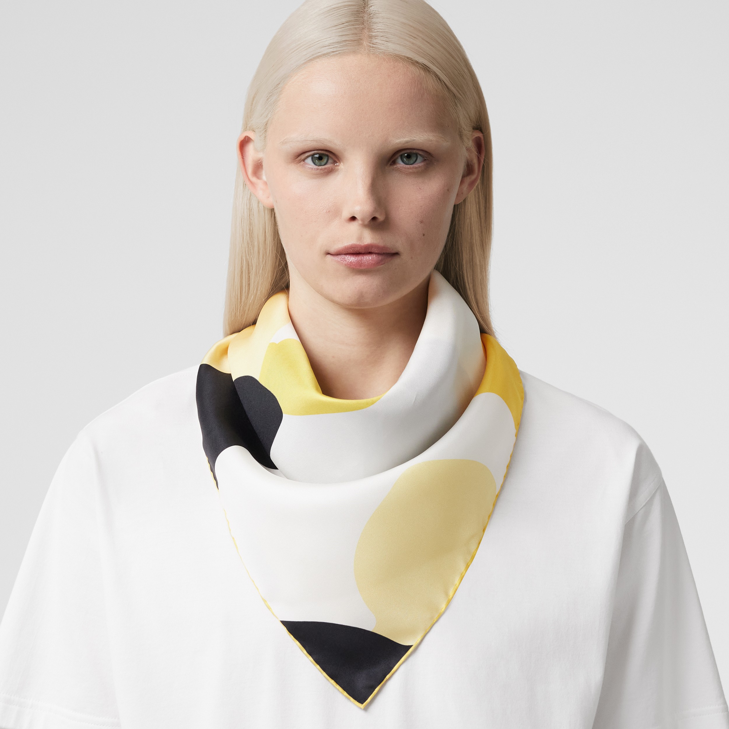Pañuelo cuadrado en seda con motivo abstracto (Amarillo) | Burberry® oficial - 3