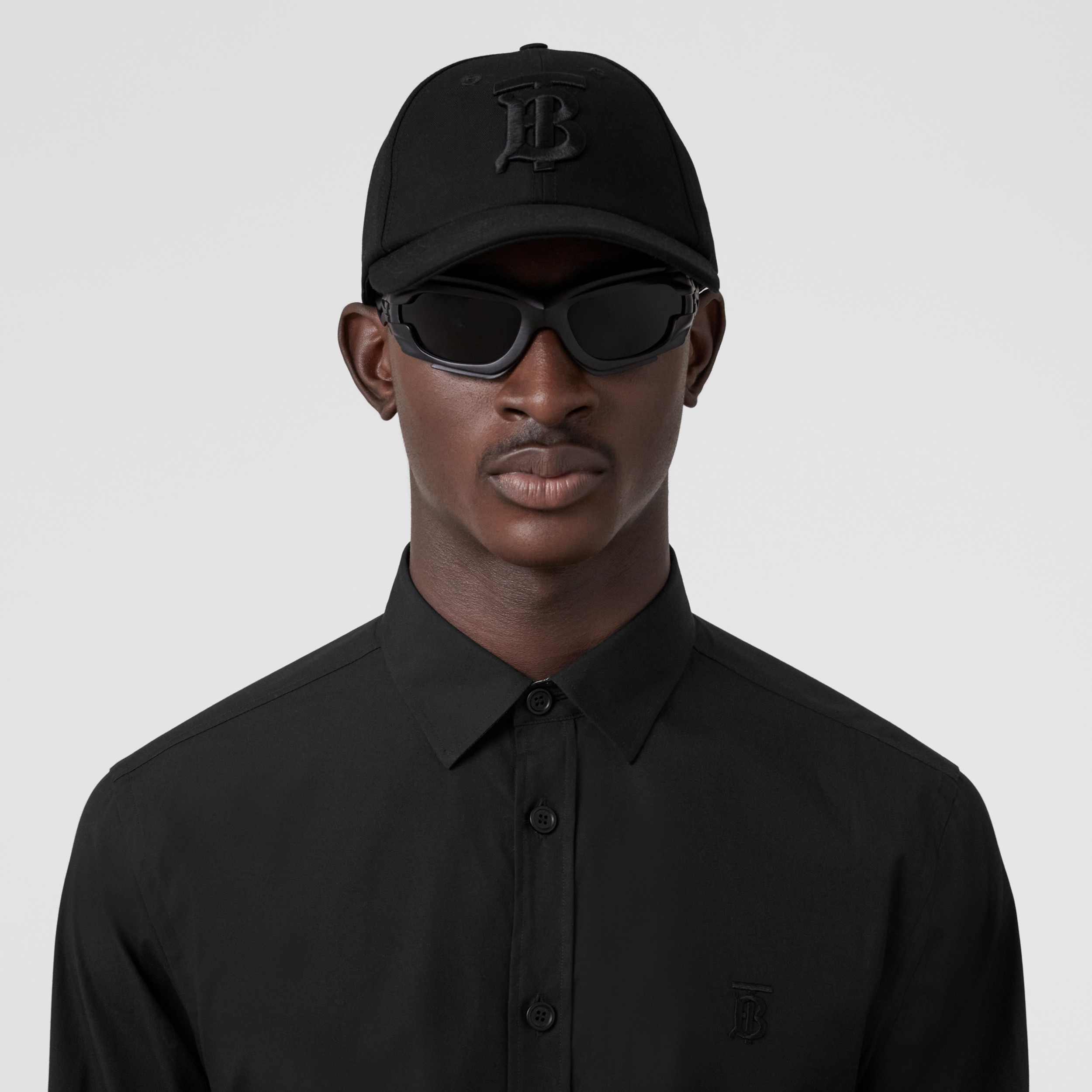 Camisa entallada en popelina de algodón elástico con monograma (Negro) | Burberry® oficial - 2