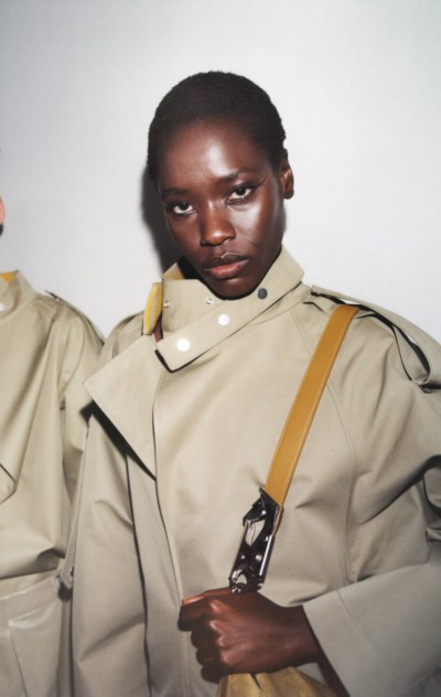 Burberry-Kampagne für Winter 2023 mit Model in Trenchcoat.