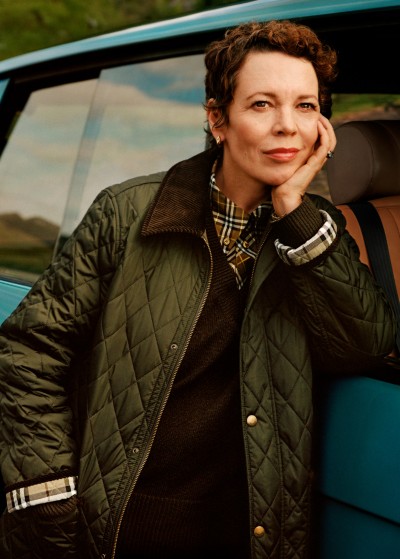 Campanha de casacos da Burberry com Olivia Colman usando uma jaqueta em matelassê nas cores Shale e Brush Check