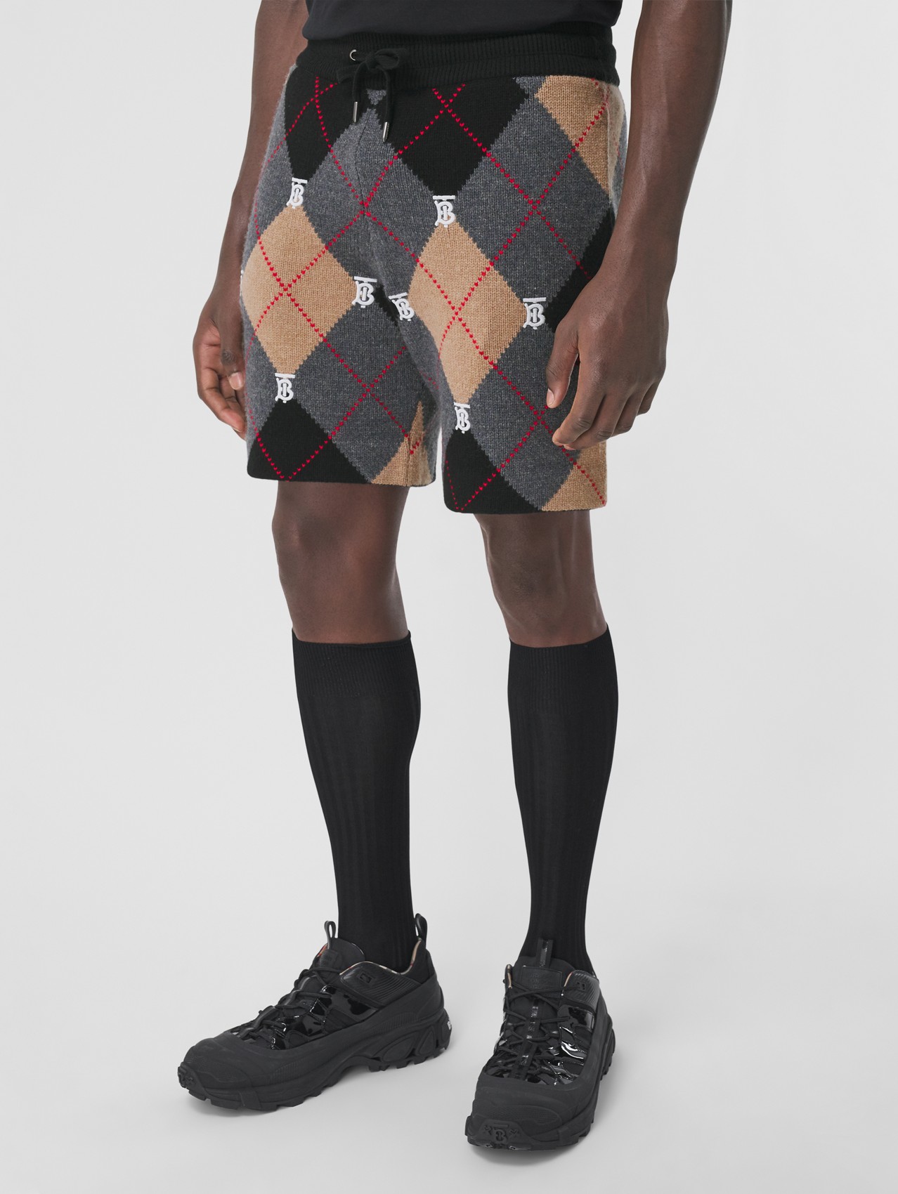 Pantaloncini in lana e cashmere con motivo Argyle a intarsio e monogramma (Cammello)