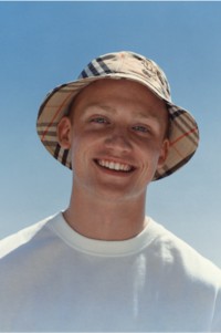 Modelo con sombrero de pesca a cuadros Burberry Check y camiseta blanca en algodón