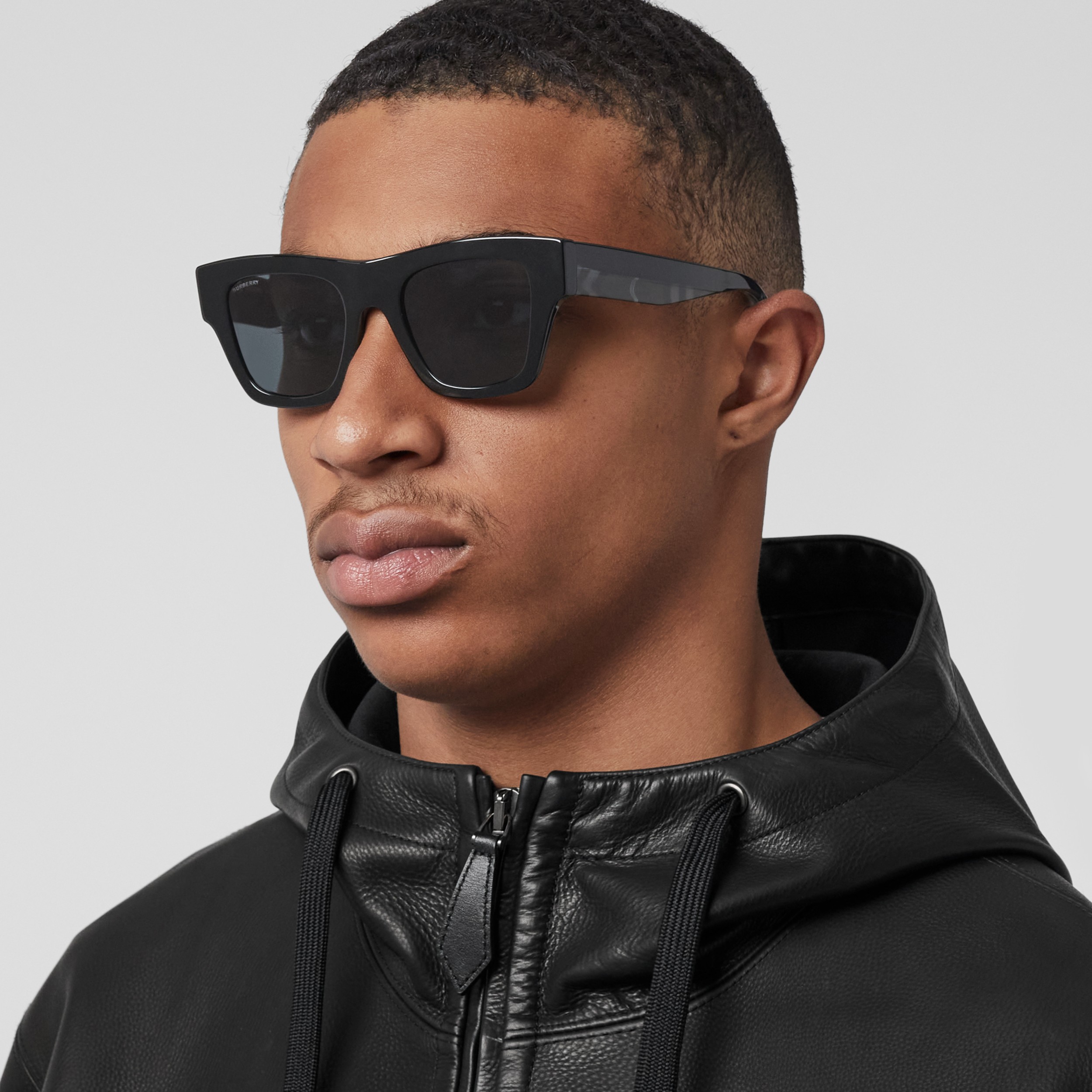 Square Frame Sunglasses in Black/charcoal Men Burberry® Official