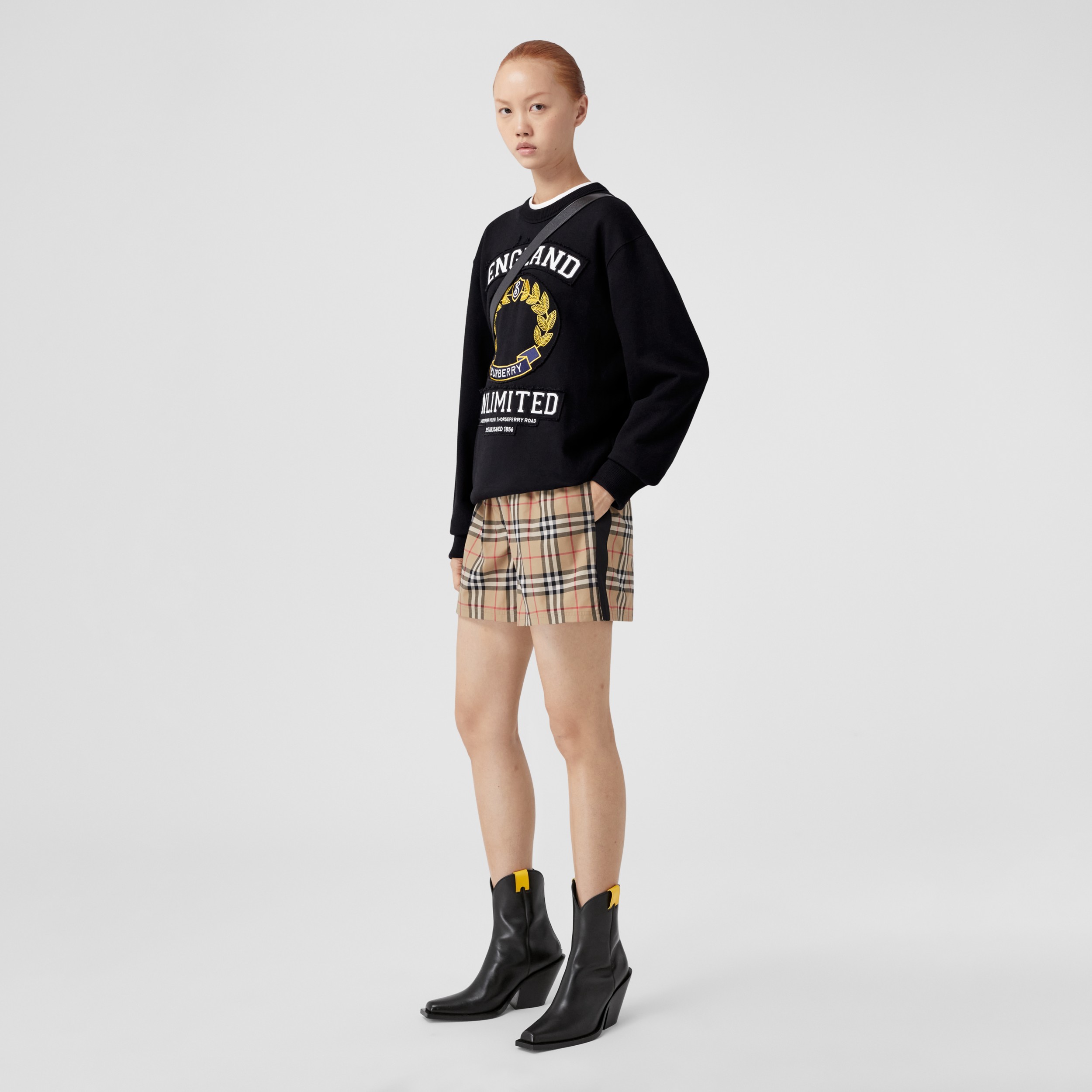Bermuda de algodão stretch em Vintage Check com listra lateral (Bege Clássico) - Mulheres | Burberry® oficial - 4