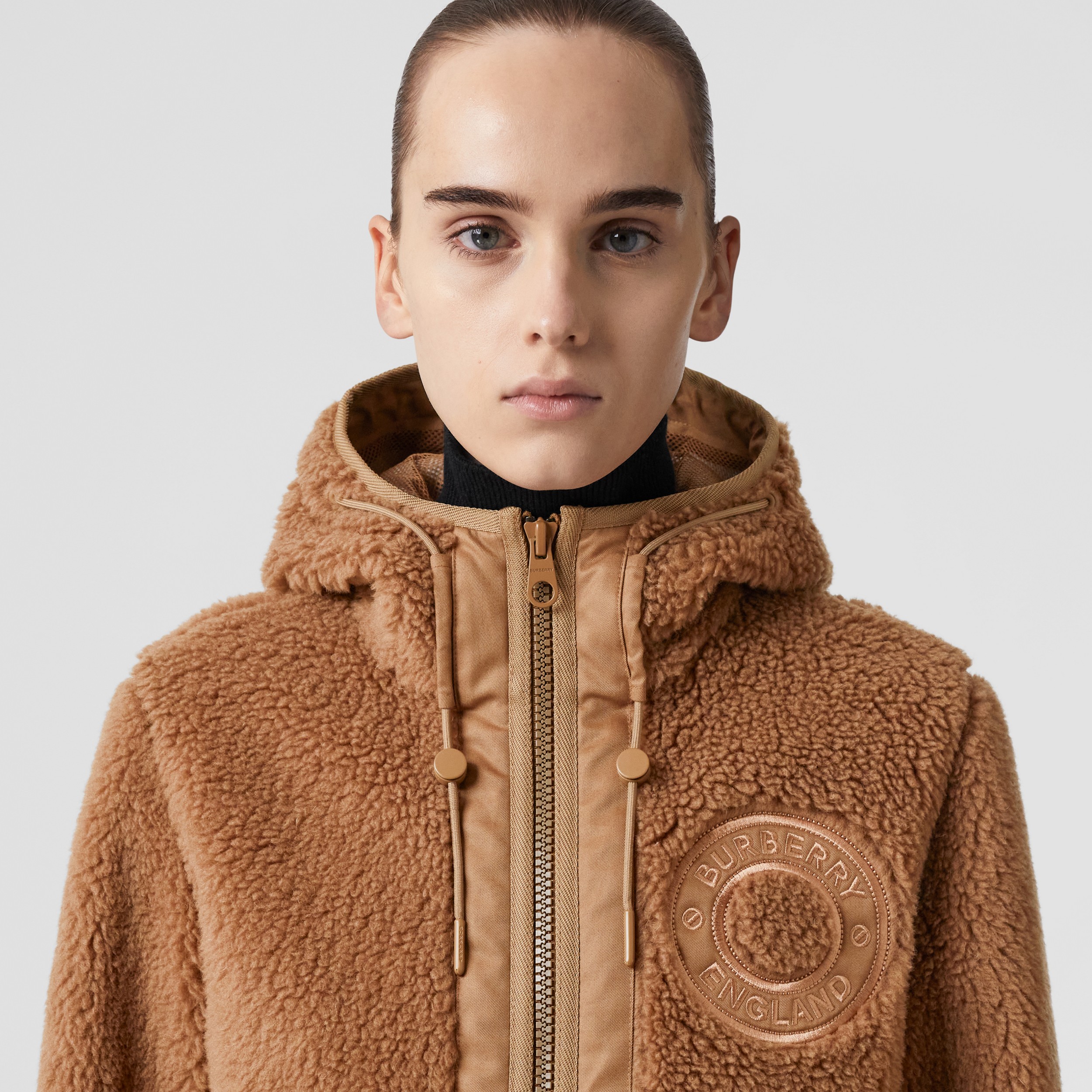 Jaqueta de malha texturizada com capuz e logotipo gráfico (Caramelo Terroso) - Mulheres | Burberry® oficial - 2