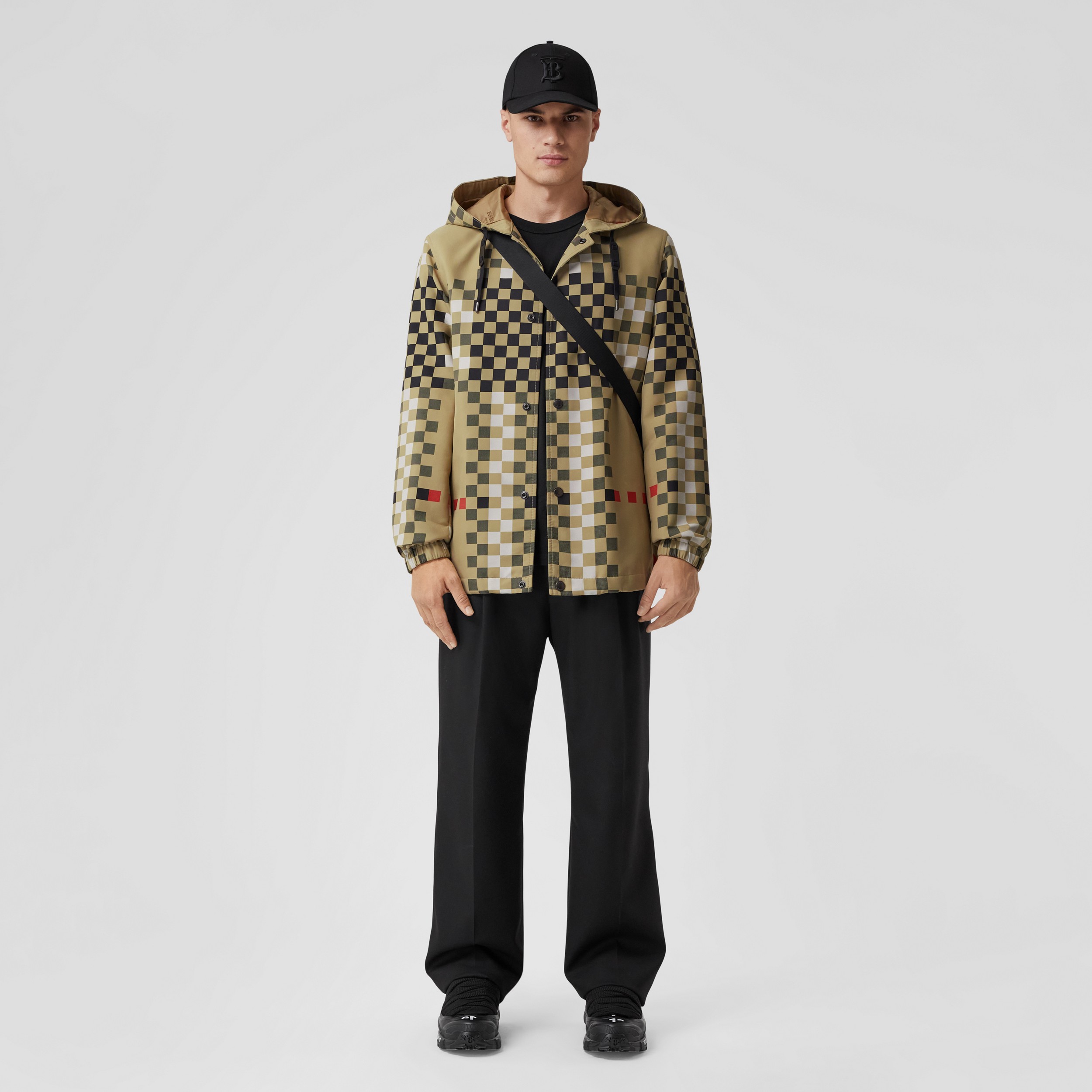 Jaqueta com capuz de nylon em estampa xadrez pixelada (Bege Clássico) - Homens | Burberry® oficial - 4