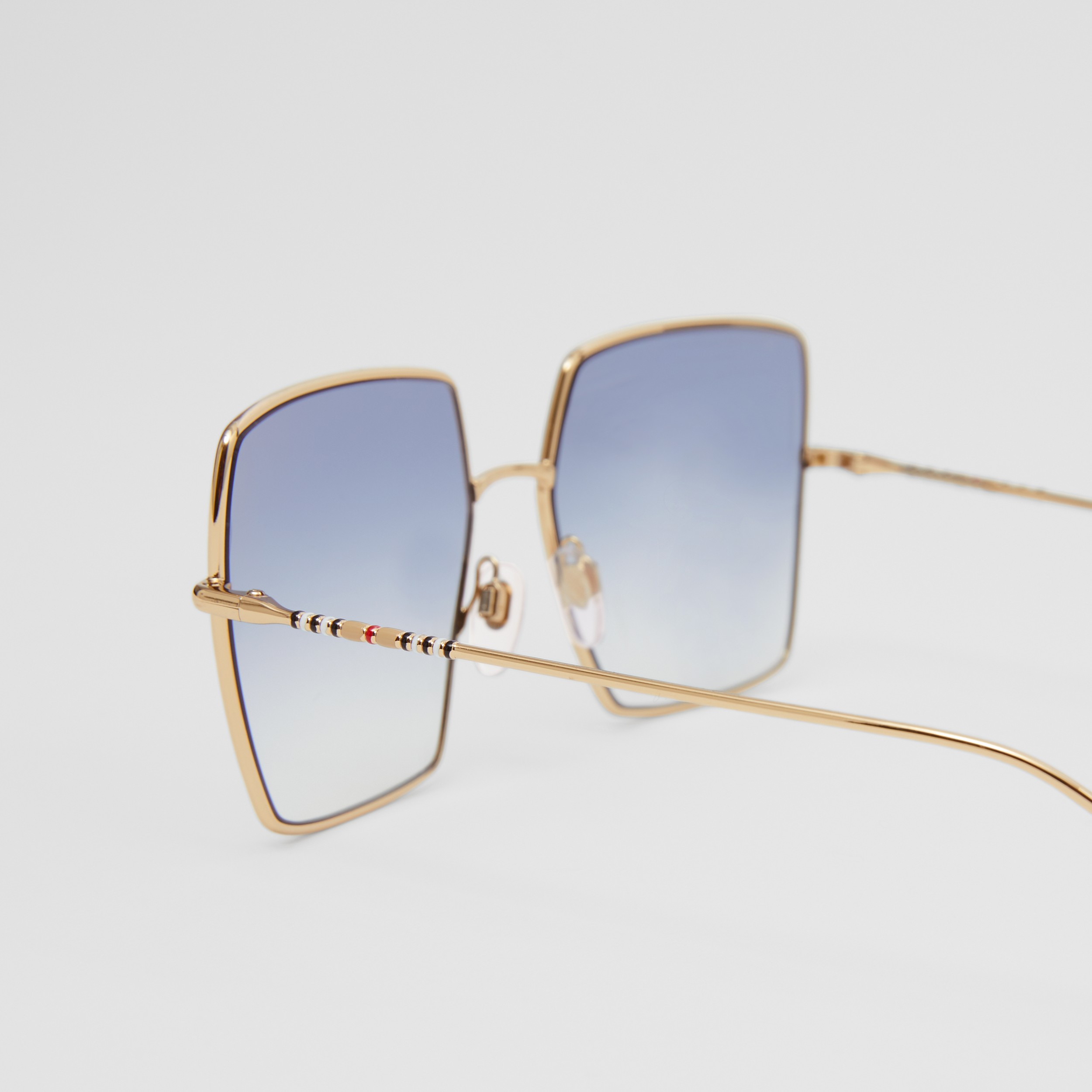 Óculos de sol com armação quadrada e detalhe de listras icônicas (Dourado Claro) - Mulheres | Burberry® oficial - 2