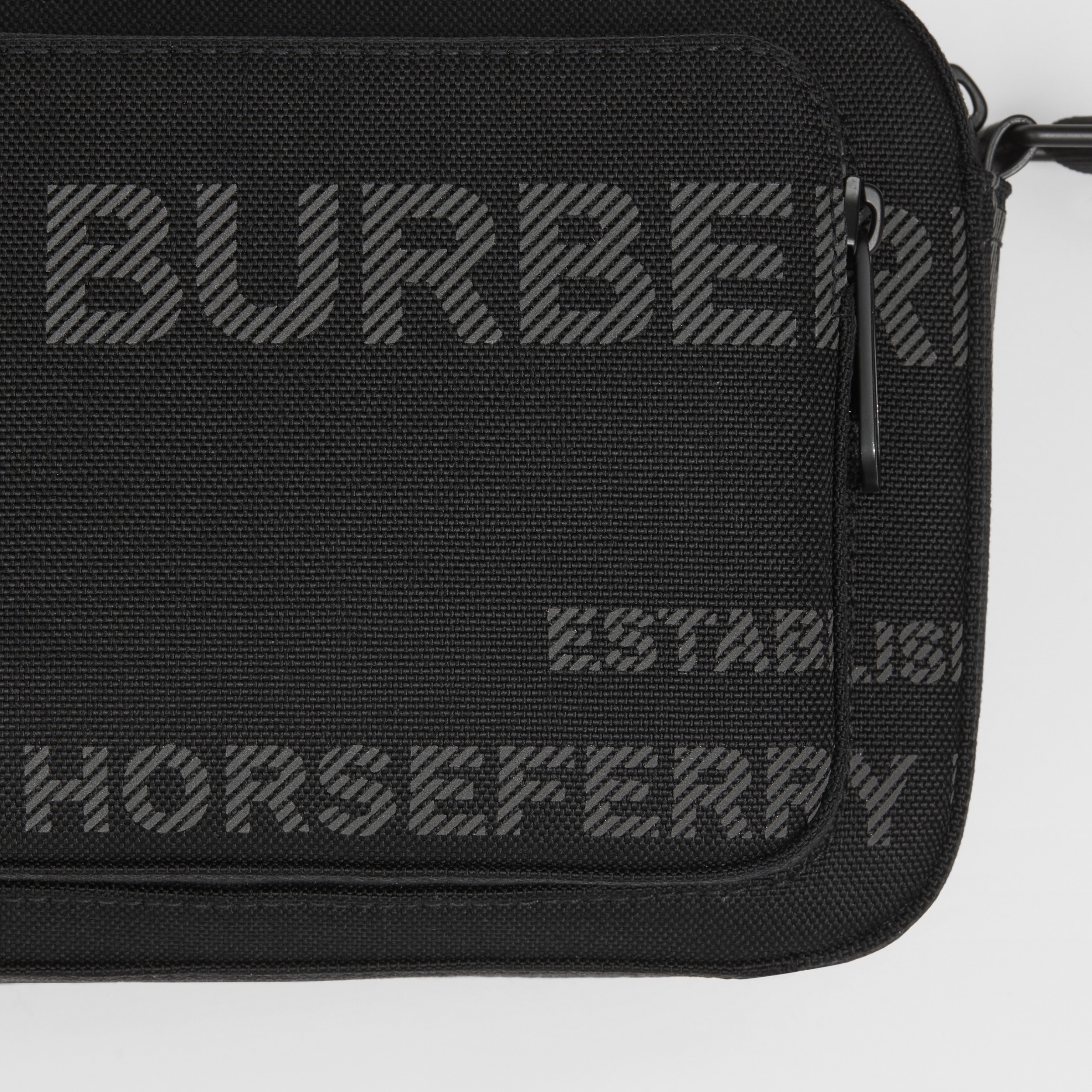 ホースフェリープリント ナイロン パディバッグ (ブラック) - メンズ | Burberry®公式サイト ホースフェリープリント ナイロン パディバッグ (ブラック) - メンズ | Burberry®公式サイト