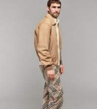 Modelo usando uma jaqueta Harrington de camurça em canela com calças xadrez Burberry Check