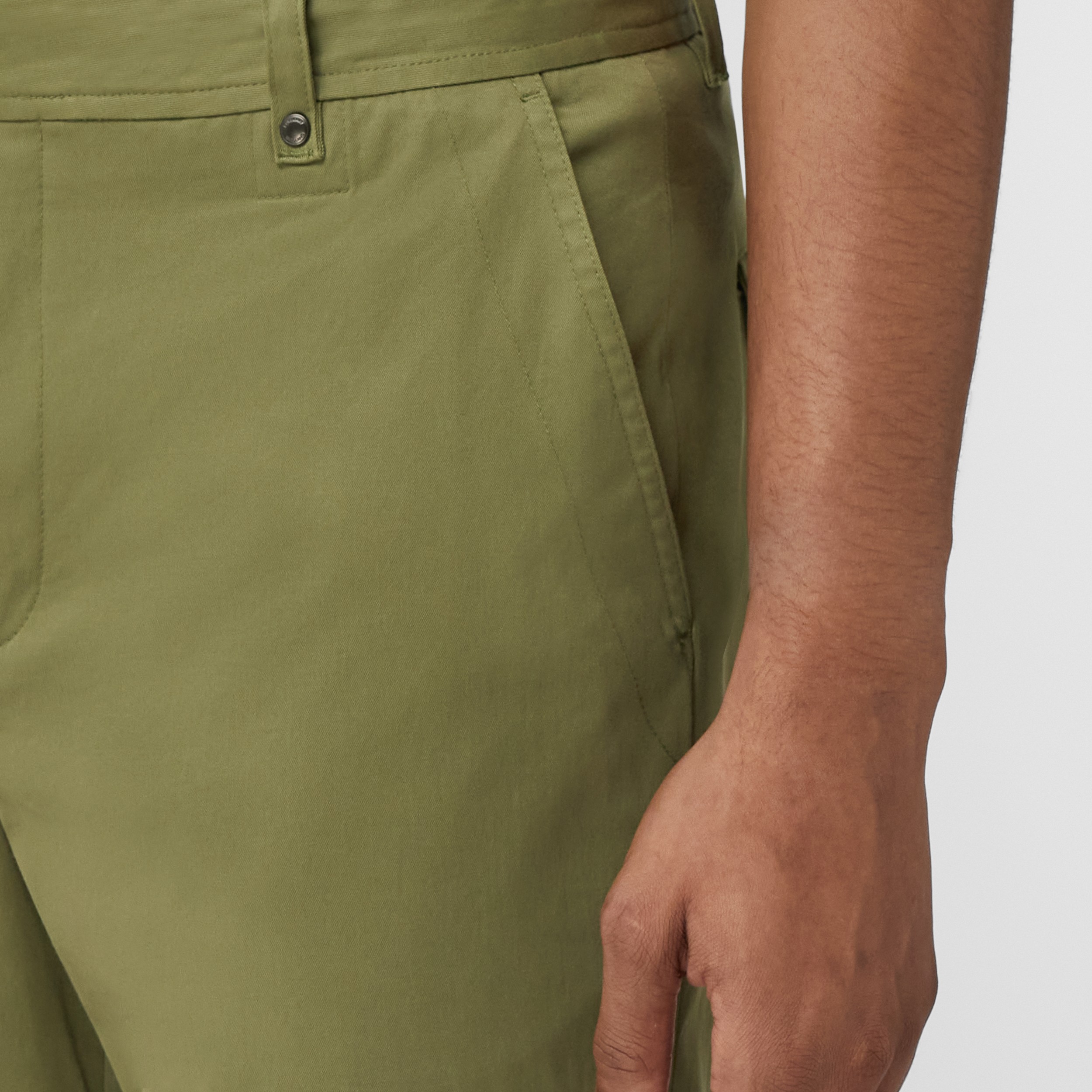 Calças chino de sarja de algodão stretch com monograma (Verde Abeto Escuro) - Homens | Burberry® oficial - 2