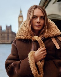 Cara Delevingne portant un bombardier Burberry