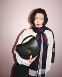 Jun Ji-Hyun segurando uma bolsa Rocking Horse média preta