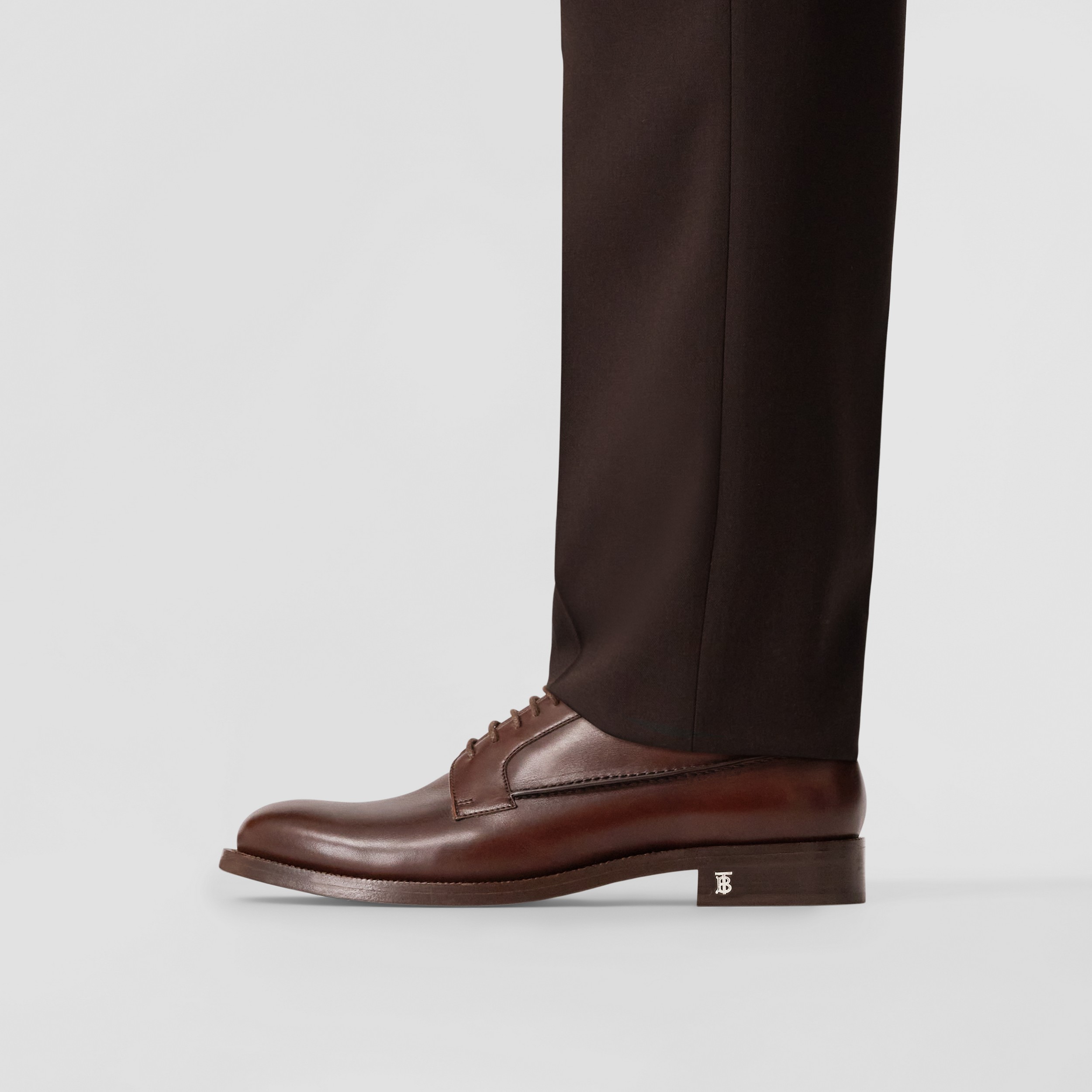 Sapatos Derby de couro com monograma (Marrom) - Homens | Burberry® oficial - 3