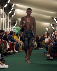 Model in Jackett und Tunnelzug-Shorts aus Leder mit Crinkle-Effekt