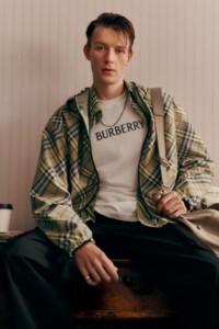 Burberry2026春季衣橱宣传大片，模特身穿男士Polo衫和T恤衫