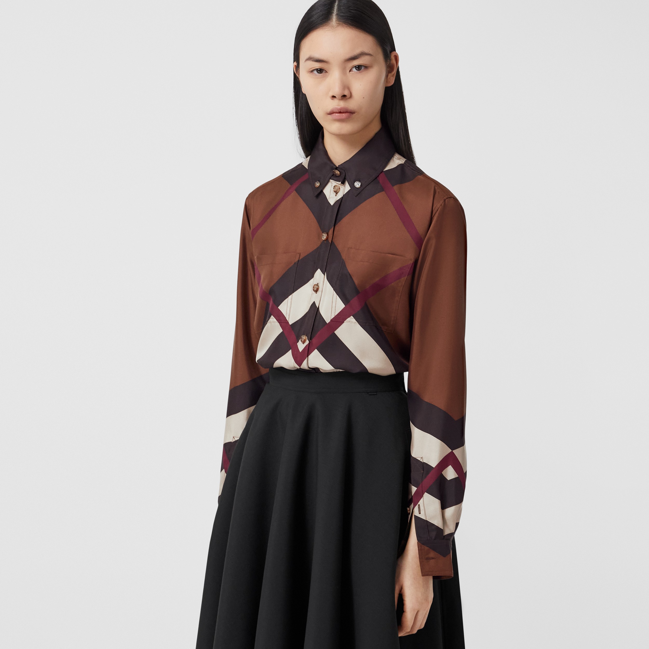 Camisa oversize en seda con cuadros estilo zigzag (Marrón Abedul Oscuro) - Mujer | Burberry® oficial - 1