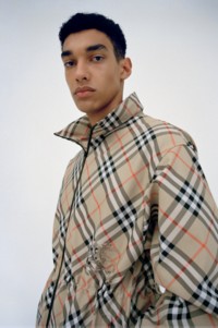 Modello Burberry che indossa una giacca in twill Check color sabbia