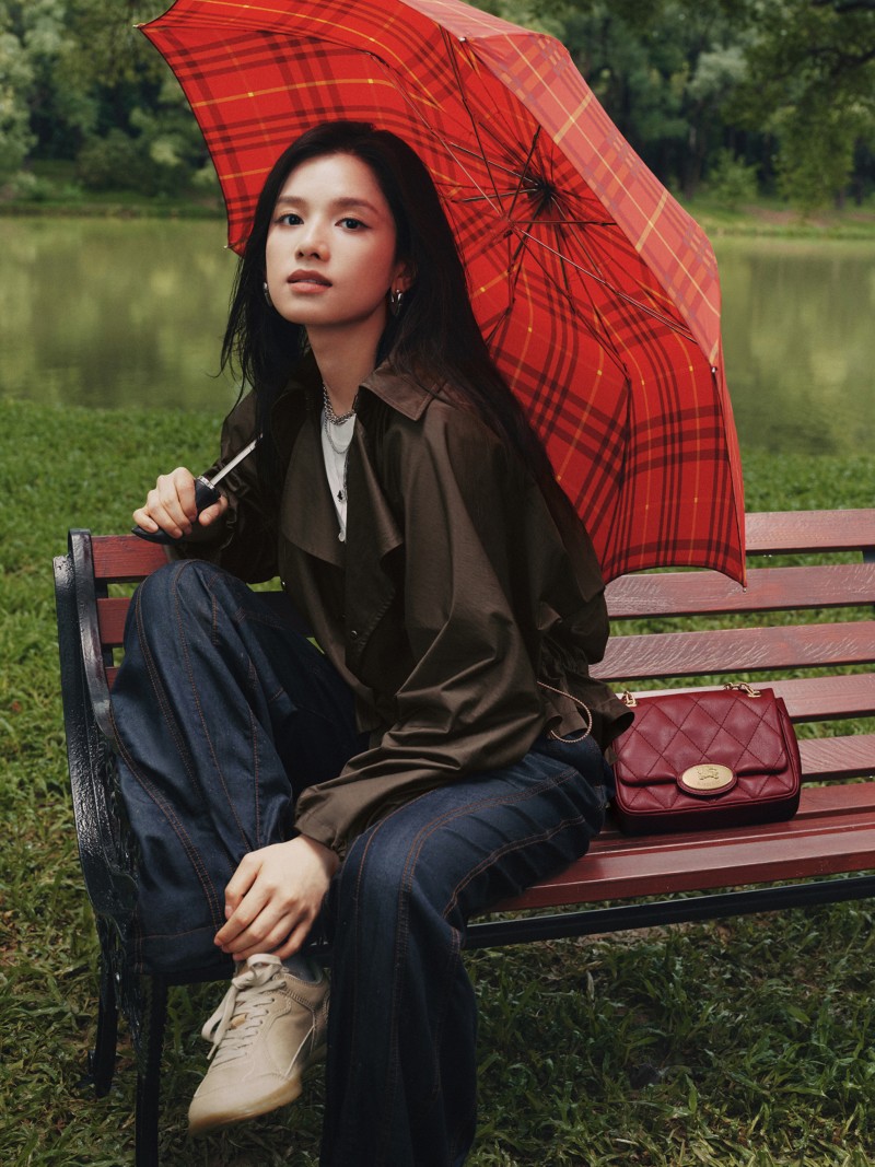 Zhang Jingyi tenant un parapluie Check rouge