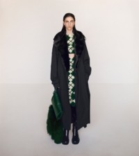 Modella che indossa trench Kennington in cotone onyx e gonna lavorata in jacquard ivy.