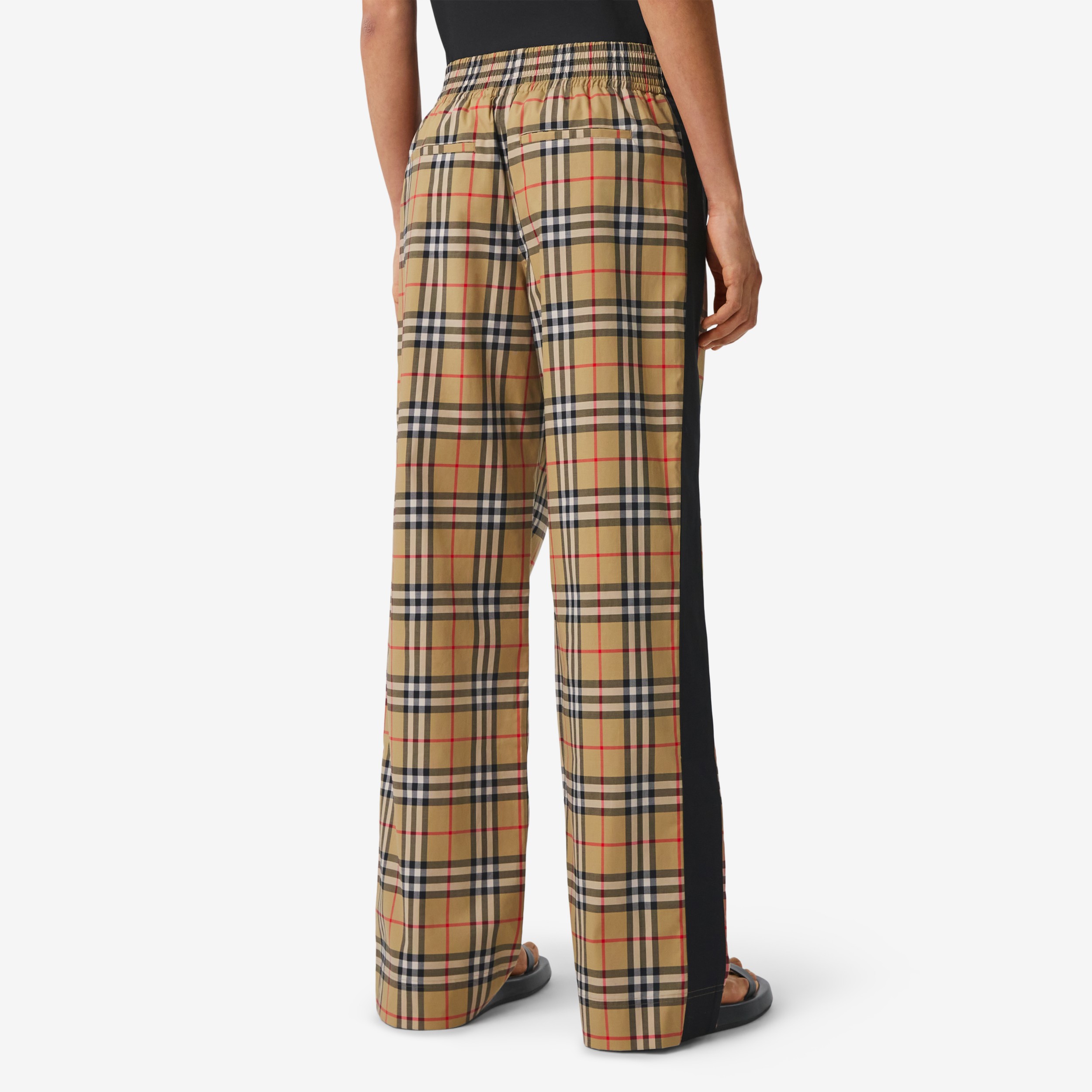 Arriba 59+ imagen burberry check trousers