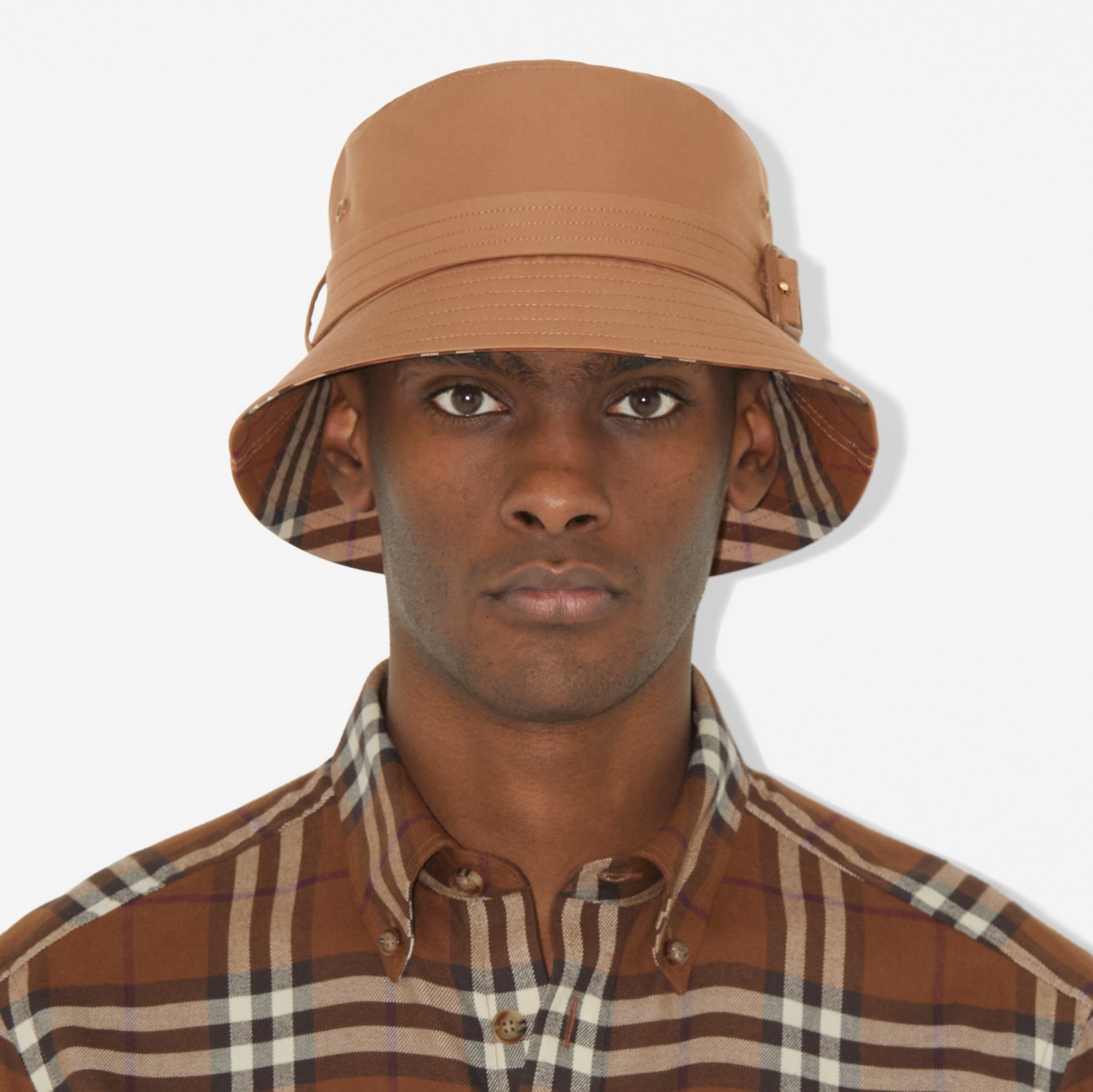 Sombrero de pesca en algodón de gabardina con correa (Marrón Nuez Cálido) | Burberry® oficial