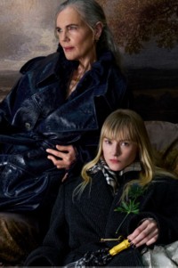 Elizabeth McGovern, vestindo trench coat de couro em alto relevo e Jessica Madsen vestindo casaco de alfaiataria, com cachecol xadrez Burberry Check