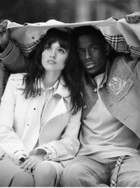 Aimee Lou Wood luce chaqueta Burberry de mujer junto a Michael Ward, quien luce una chaqueta de hombre con un emblema, para la campaña It's Always Burberry Weather