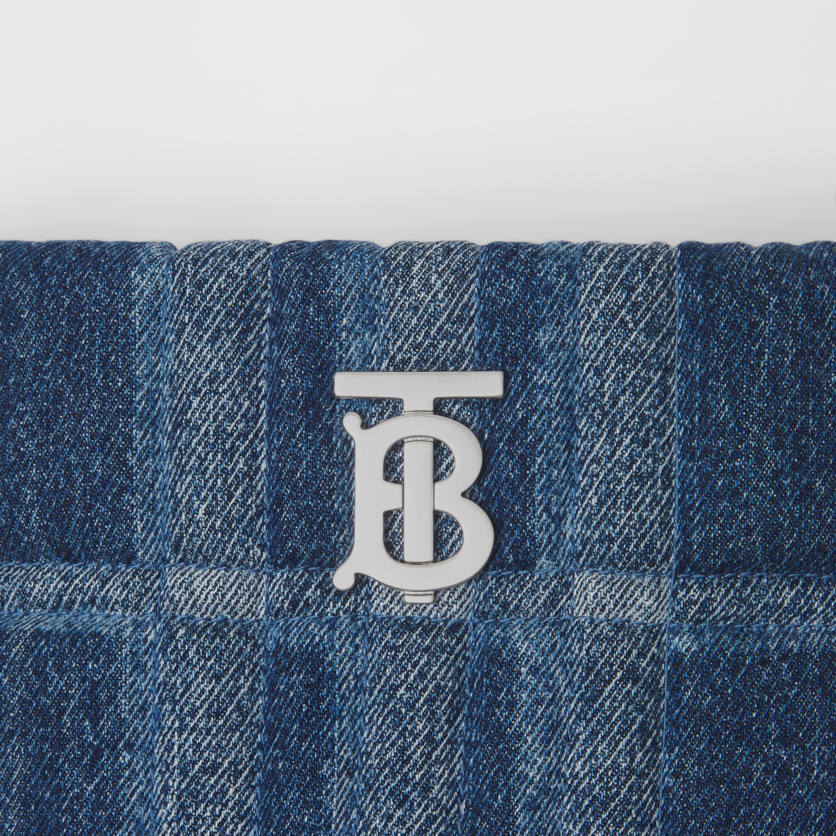 Điểm nhấn logo thương hiệu chiếc Thomas Burberry Monogram - Denim Lola Bucket Bag