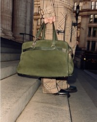 Pelle scamosciata Burberry verde scuro per la fase 2 di It's Always Burberry Weather 