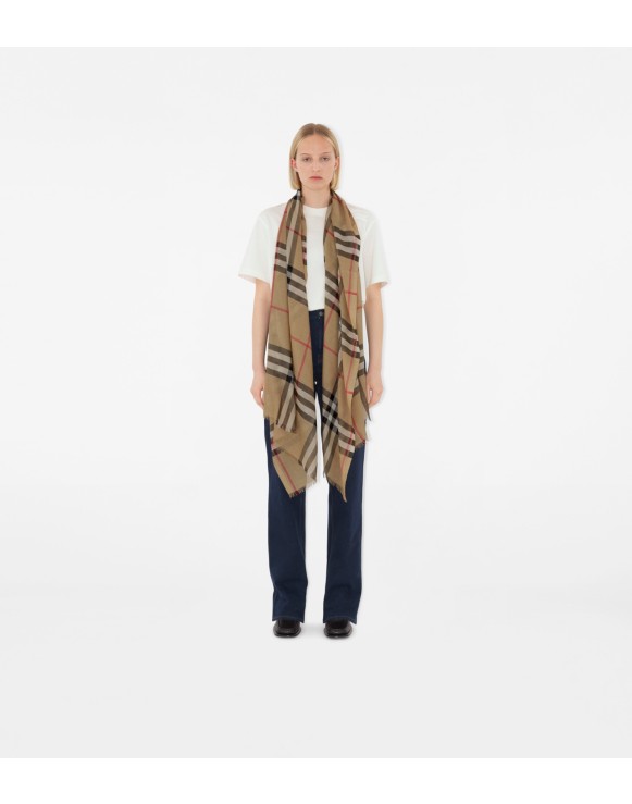 Burberry light scarf best sale