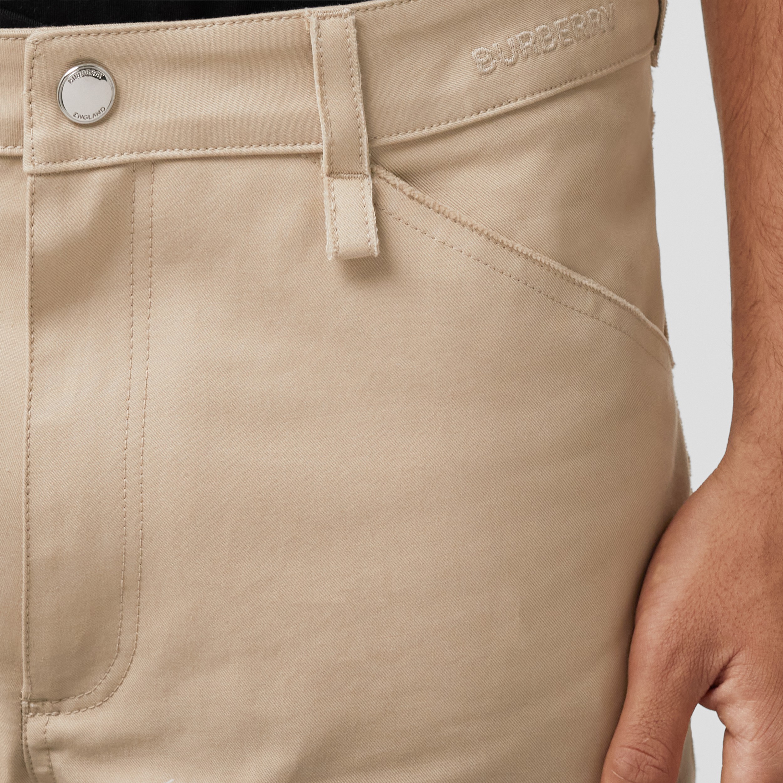 Pantalones cargo en algodón de gabardina con logotipo bordado (Rosa Beige Suave) - Hombre | Burberry® oficial - 2