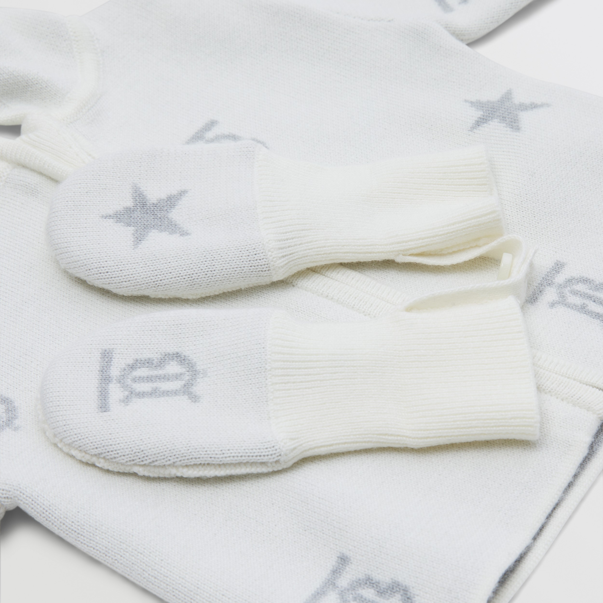Star and Monogram Wool Three-piece Baby Gift Set in Ivory - Children | Burberry® Official - 2