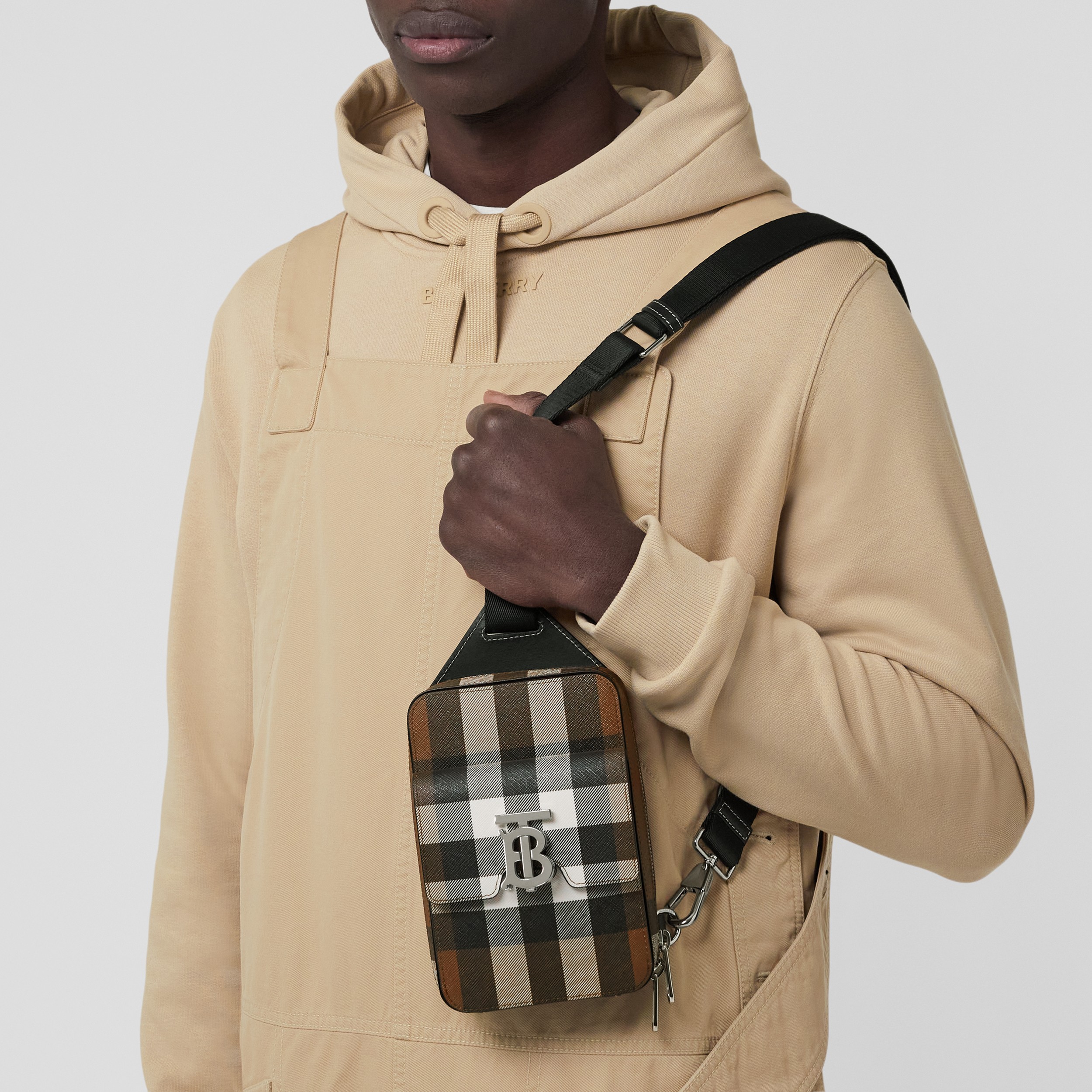 モノグラムモチーフ チェック&レザー クロスボディバッグ (ダークバーチブラウン) - メンズ | Burberry®公式サイト