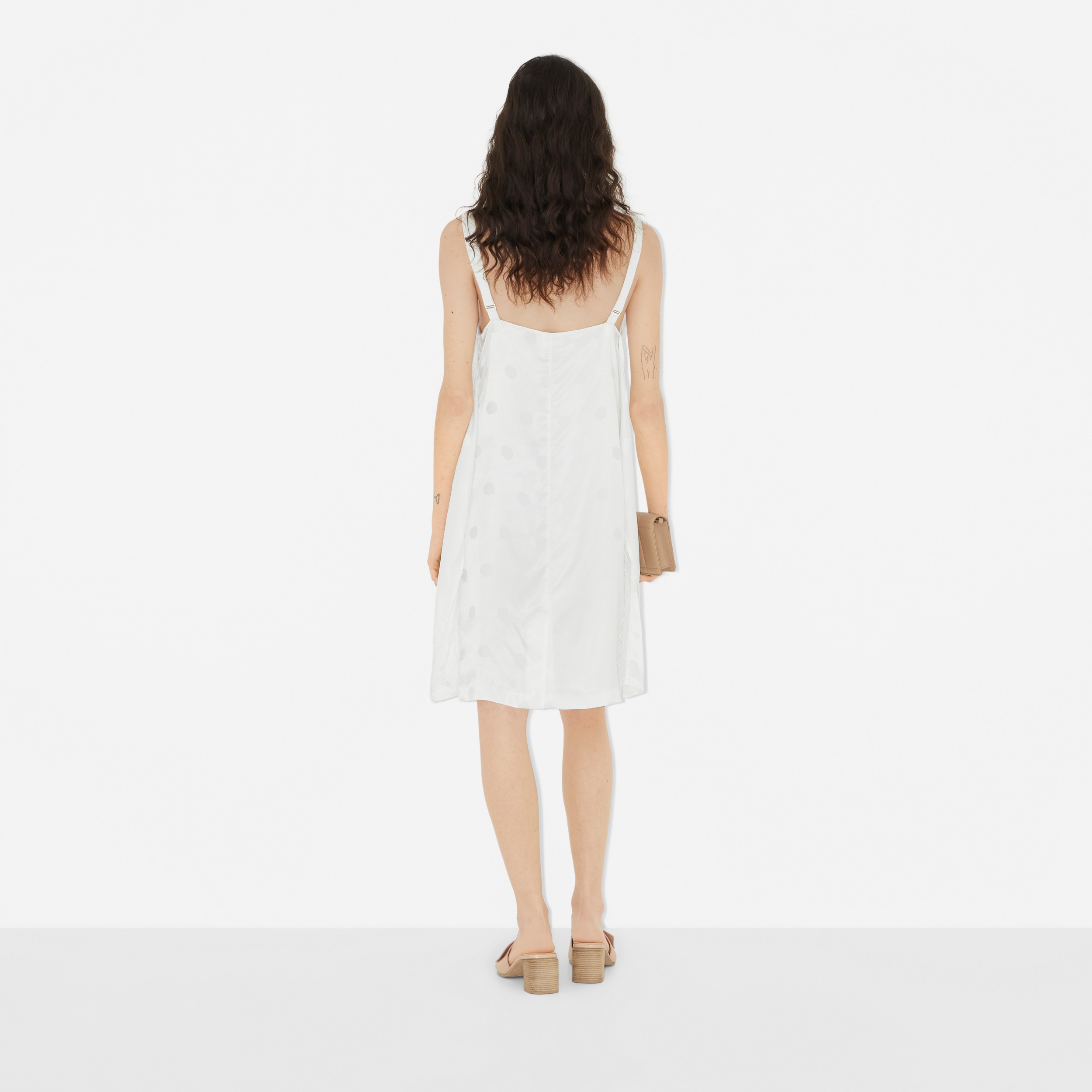 Vestido de cetim com estampa de poás e detalhe de renda (Branco Óptico) - Mulheres | Burberry® oficial - 4