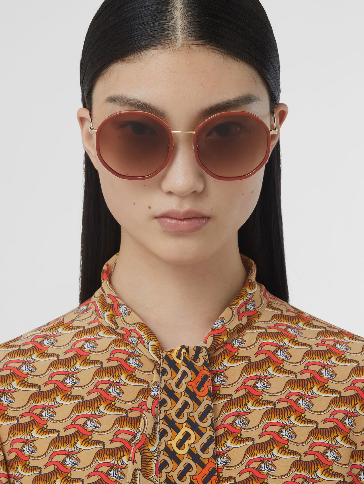 Sonnenbrille mit geometrischem Gestell und Kettenglieddetail (Orange)