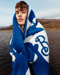 Campanha Inverno 2023 apresentando modelo com uma manta azul Burberry envolta