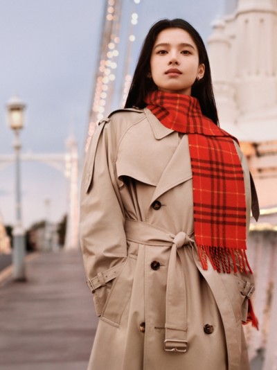 Zhang Jingyi luce un trench coat Castleford largo color Hunter para la campaña Outerwear de Burberry