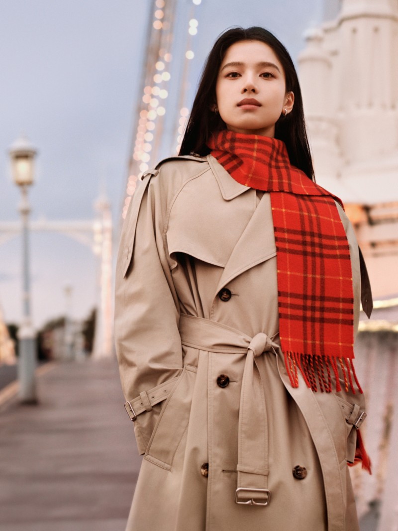 Campagna Outerwear Burberry con Zhang Jingyi che indossa un trench Castleford lungo color Hunter